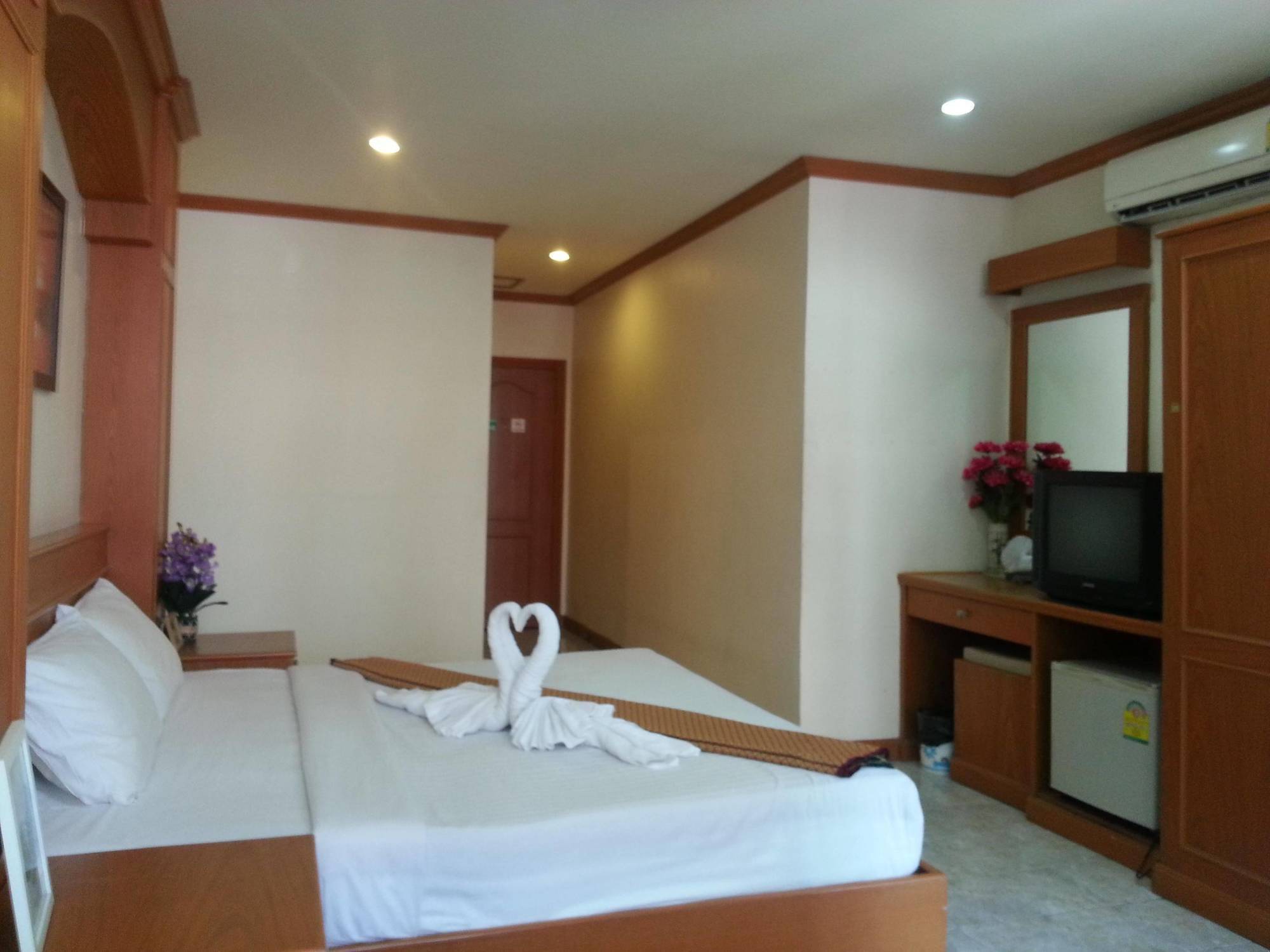 Oyo 739 Presley Guesthouse Phuket Patong Ngoại thất bức ảnh